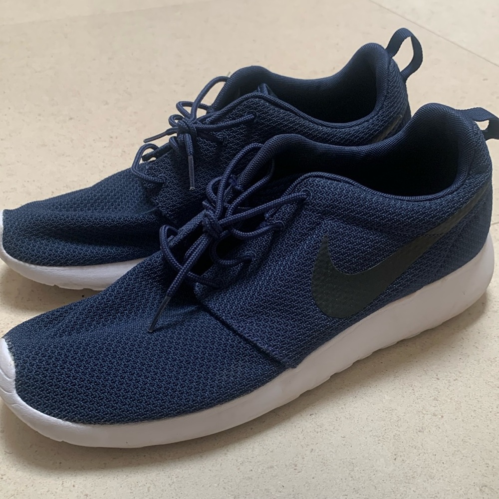 Men’s navy Nike sneakers size 10 US